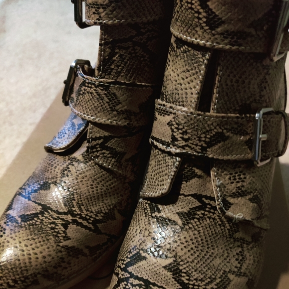 Boot - Picture 2 of 4